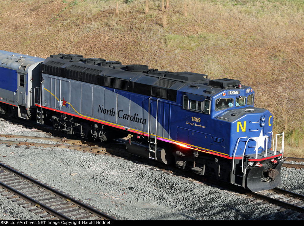 RNCX 1869 brings up the rear on train P075-19